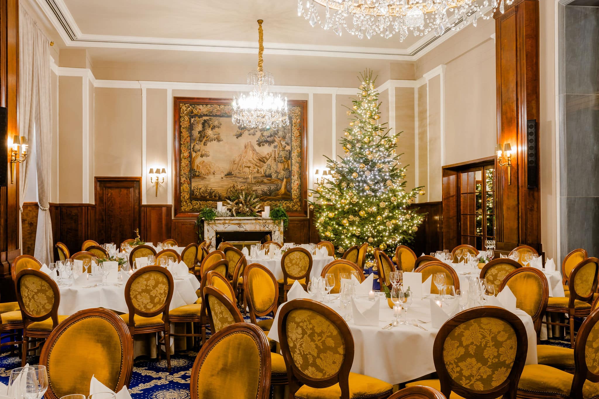 Weihnachtlich geschmückter Gobelin Saal im Excelsior Ernst Hotel